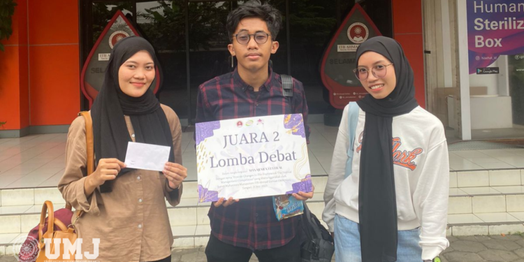 FEB dan FH UMJ Juara Lomba Debat Ilmiah