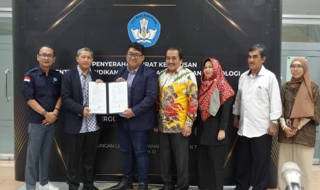 Dua dosen UMJ Terima SK Guru Besar