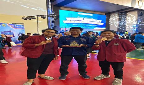 Keren! Mahasiswa UMM Juara Lomba Debat Bergensi Tingkat Nasional