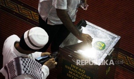 Naskah Khutbah Jumat: Sedekah tanpa Uang