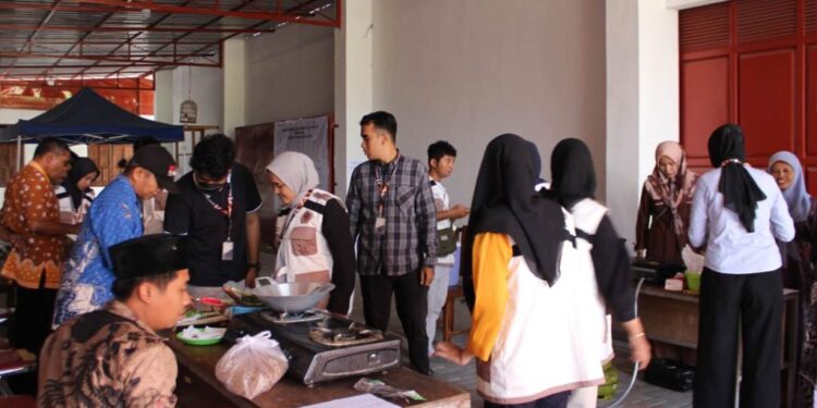Kuatkan Kapasitas Masyarakat, IMM FEB UAD gelar Pelatihan Mie Lethek Instan
