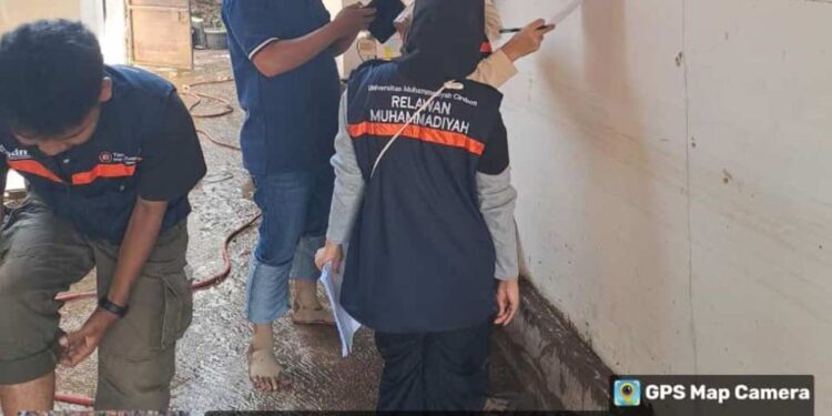 Respon Cepat, MDMC Kabupaten Cirebon dan Tim Sigab UMC Bantu Korban Terdampak Banjir