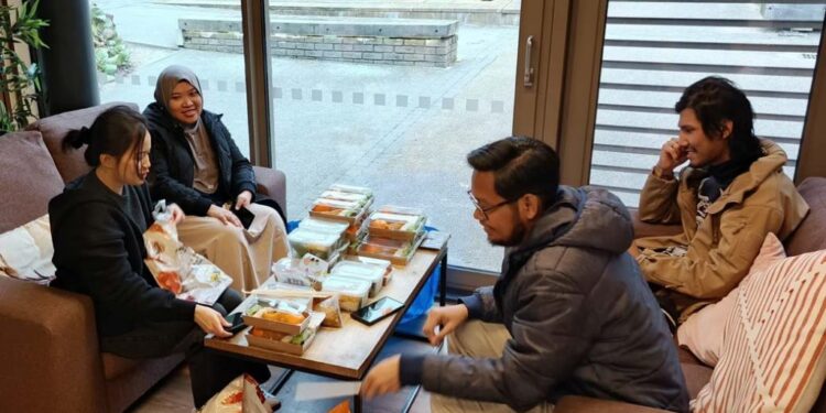 Kibar Edinburgh Bagi-bagi Takjil Gratis ala Indonesia di Eropa