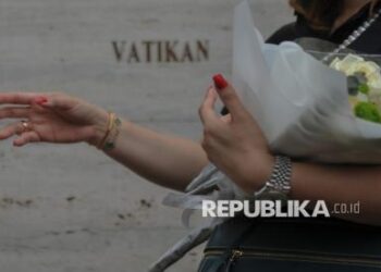 Jemaat Padati Notre Dame Paris untuk Misa Paus Fransiskus