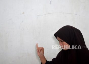 Pegawai Kelurahan di Indramayu Diajari Bahasa Isyarat untuk Layani Teman Tuli