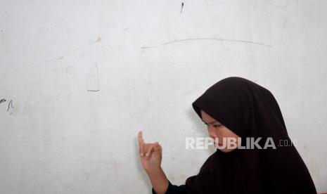 Pegawai Kelurahan di Indramayu Diajari Bahasa Isyarat untuk Layani Teman Tuli