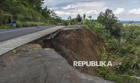 Hati-hati Ada Longsor di Jalan Alternatif Ciamis Pangandaran