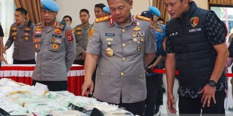 Polda Kaltim bekuk tiga pelaku penyelundupan 33 kg sabu dari Malaysia