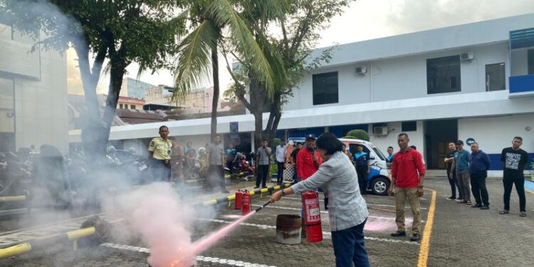 BRI Ahmad Yani-Disdamkar Makassar simulasi penanganan kebakaran