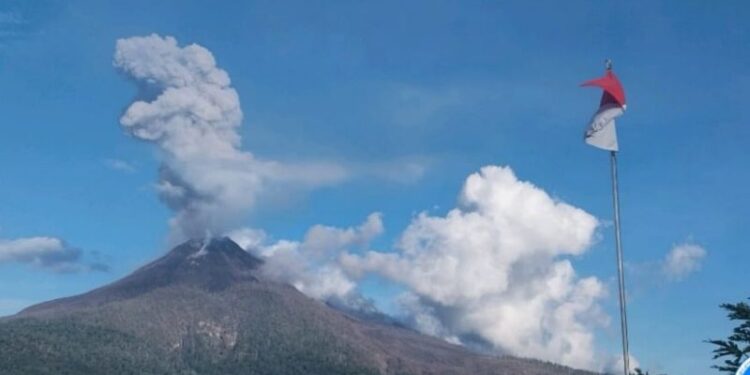 Gunung Lewotobi Laki-laki delapan kali erupsi sepanjang Kamis