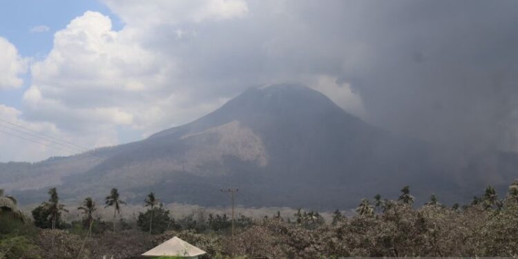Gunung Lewotobi Laki-laki meletus 110 kali selama delapan hari