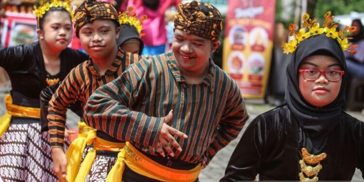 Pementasan tari selama 12 jam di Semarang