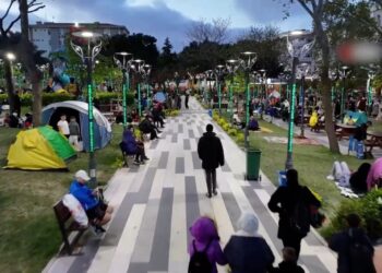 Warga Istanbul bermalam di luar rumah usai diguncang gempa skala 6,2