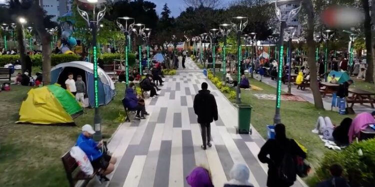 Warga Istanbul bermalam di luar rumah usai diguncang gempa skala 6,2