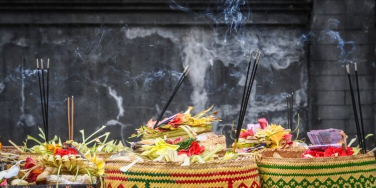 Hukum mengonsumsi makanan sesajen dalam Islam