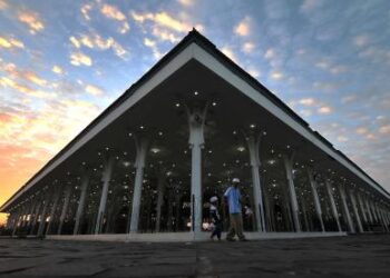 Keutamaan Memaknai Sholat dan Jadwal Sholat Hari Ini di Surabaya, 25 April 2025