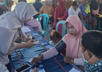 Senyum Lansia dan Tensi Gratis: Mahasiswa KKN UMG Hadirkan Sentuhan Kemanusiaan di Dusun Jedong