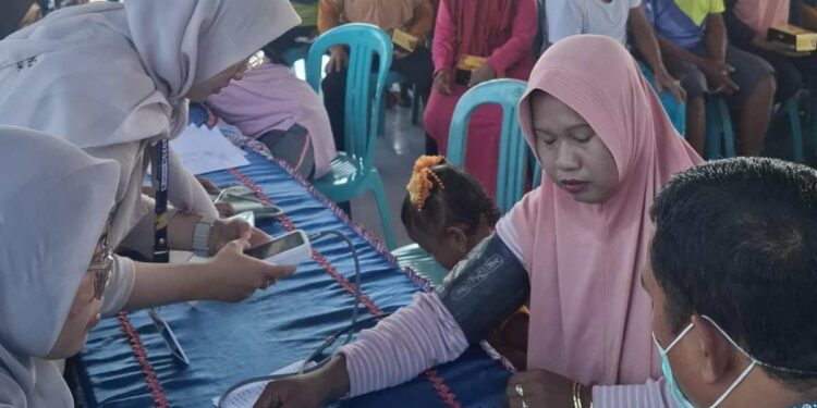 Senyum Lansia dan Tensi Gratis: Mahasiswa KKN UMG Hadirkan Sentuhan Kemanusiaan di Dusun Jedong