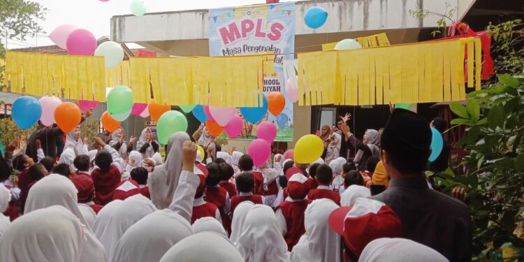 Balon Harapan dan Apel Pagi Warnai MPLS Ramah di SD Muhammadiyah Kota Blitar