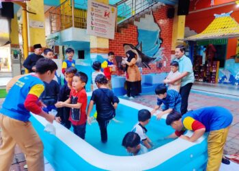 Keseruan Menangkap Ikan Meriahkan MPLS Sekolah Kreatif Baratajaya