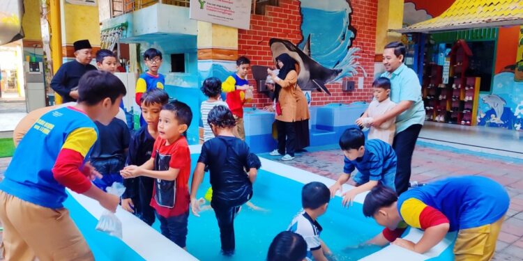Keseruan Menangkap Ikan Meriahkan MPLS Sekolah Kreatif Baratajaya