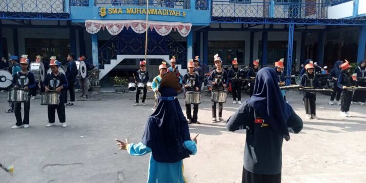 MTs Muhammadiyah 3 Ujungpangkah Rayakan Milad ke-46 dengan Pawai Ta’aruf dan Aksi Sosial