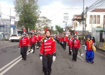 Drumband SMA Muha Genteng Tampil All Out pada Acara Pawai Ta’ruf PCM Genteng