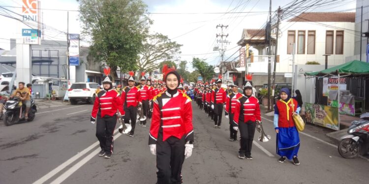 Drumband SMA Muha Genteng Tampil All Out pada Acara Pawai Ta’ruf PCM Genteng
