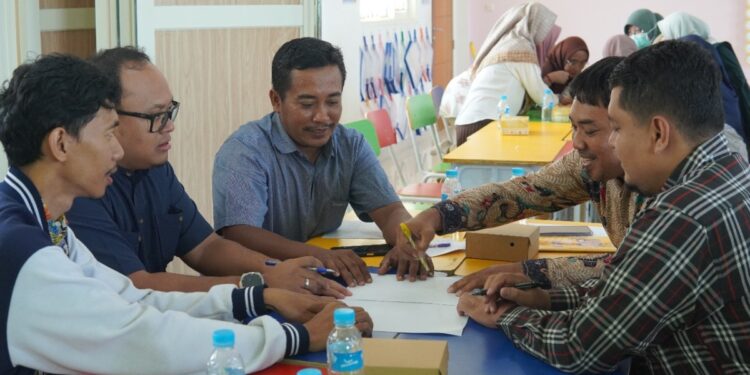 Wali Murid SD Mica Antusias Ikuti Edukasi Interaktif dari Psikolog