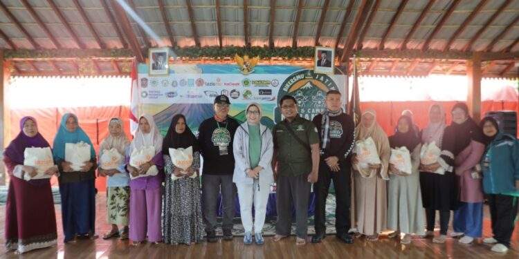 Tak Sekadar Hijaukan Bumi, BikersMu Korwil Jatim Juga Bagikan 50 Paket Sembako untuk Lansia