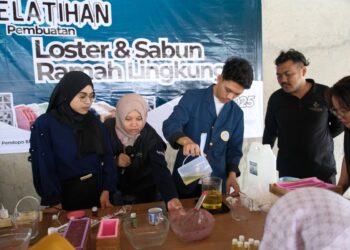Pemuda Lintas Iman Banyuwangi Buat Sabun dan Ventilasi Roster dari Plastik Bekas