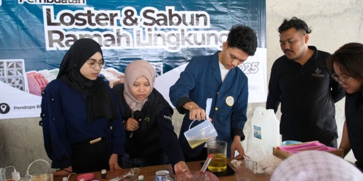 Pemuda Lintas Iman Banyuwangi Buat Sabun dan Ventilasi Roster dari Plastik Bekas