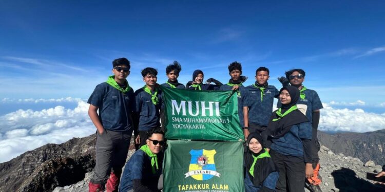 8 Siswa SMA Muhi Jogja Sukses Taklukkan Gunung Rinjani