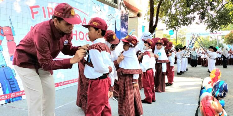 Penyematan Pin Tandai Hari Pertama Masuk Sekolah di SD Muhammadiyah GKB 2 Gresik