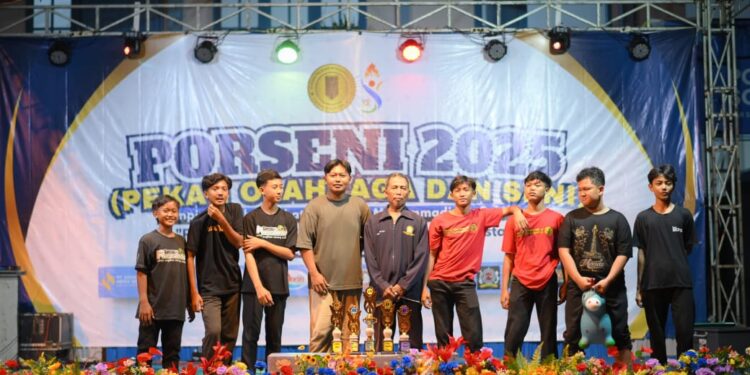 Libur Berprestasi, MTs Muhsix Borong Lima Trofi di PORSENI PC IPM Solokuro
