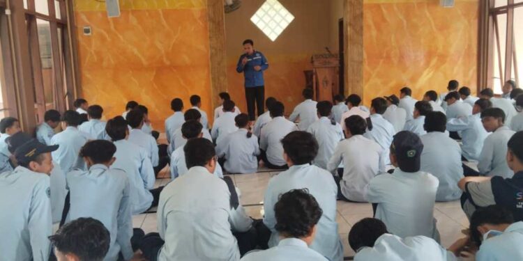 Menanamkan Karakter Islami: SMK Muhammadiyah 10 Mantup Biasakan Sholat Dhuha Jelang Istirahat