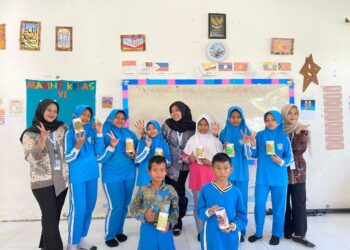 Tingkatkan Literasi Finansial Sejak Dini, Mahasiswa KKN UMG Lakukan Edukasi di SDN Ngasin 134 Gresik