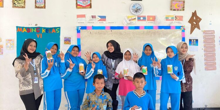 Tingkatkan Literasi Finansial Sejak Dini, Mahasiswa KKN UMG Lakukan Edukasi di SDN Ngasin 134 Gresik