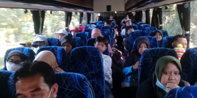 Merajut Kebersamaan di Family Gathering, Ada Kehebohan di bus 5 MadtsaMutu Pondok Modern Paciran