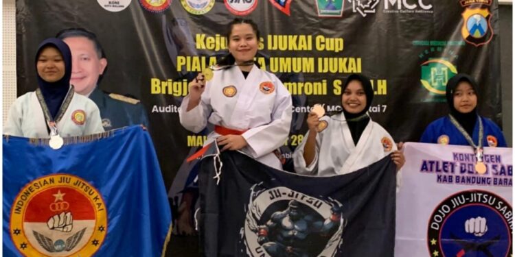 Prestasi Mahasiswa FH UM Surabaya di Kejurnas IJUKAI Cup IV