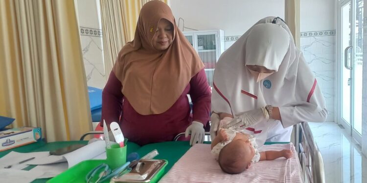 Dari Teori ke Praktik: Mahasiswa Kebidanan UMMAD Uji Kemampuan Pemeriksaan Bayi