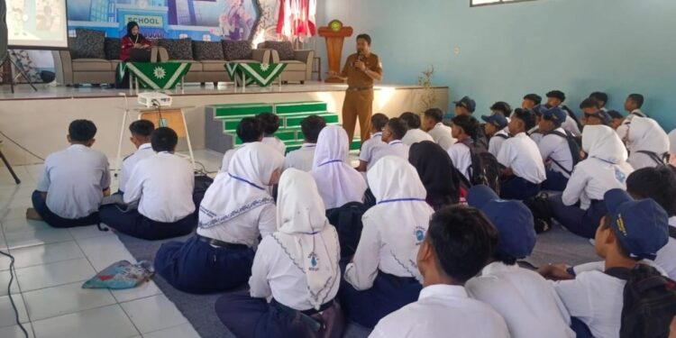 SMK Muhammadiyah 10 Mantup Hadirkan Puskesmas Mantup Bahas Kesehatan Mental dan Bahaya Pergaulan Bebas
