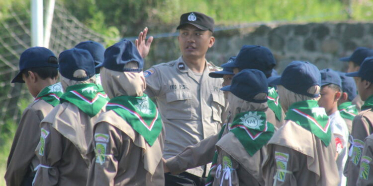 Disiplin, Kompak, dan Tangguh: Siswa Baru MUDEBA Latihan PBB Bersama Polres Batu pada Momen Fortasi