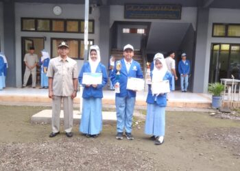 Tepuk tangan Menggema! Tiga Bintang SMA Muha Genteng Diapresiasi di Upacara