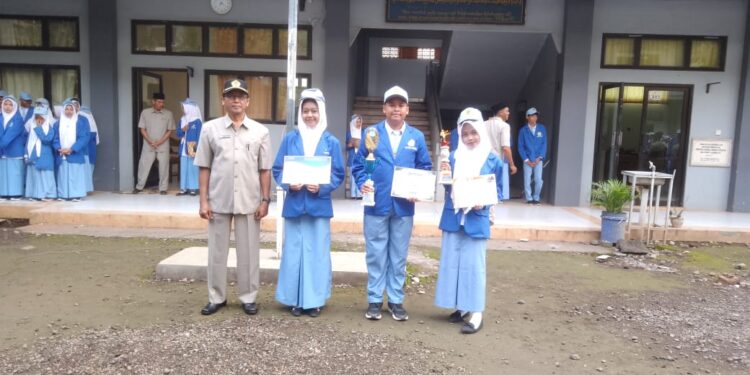 Tepuk tangan Menggema! Tiga Bintang SMA Muha Genteng Diapresiasi di Upacara