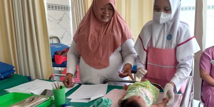 Begini Pengalaman Mahasiswa UMMAD Ikuti Praktik Pemeriksaan Bayi