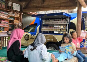 Mobil Terbang UMM Bawa Semangat Literasi ke Kampung Anyar