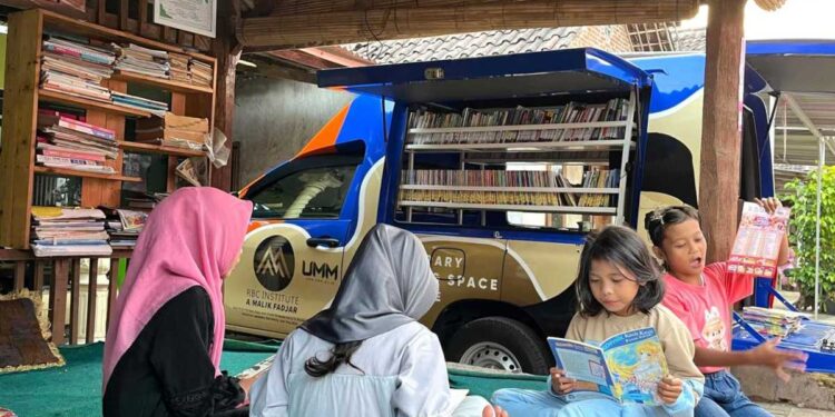 Mobil Terbang UMM Bawa Semangat Literasi ke Kampung Anyar