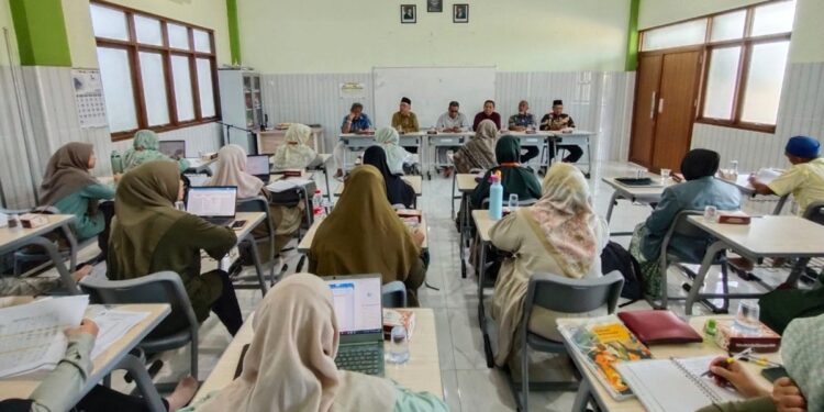 Jelang Tahun Ajaran Baru, Guru dan Karyawan SD Almadany Dapat Pesan Penting Ini saat Pembekalan