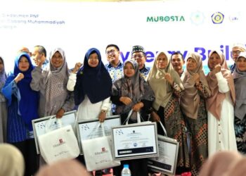 Guru dan Karyawan AUM PCM Tanggulangin Ikuti Synergy Building di Trawas
